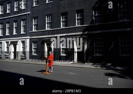 (190525) -- PEKING, 25. Mai 2019 (Xinhua) -- die britische Premierministerin Theresa May spricht am 24. Mai 2019 vor der 10 Downing Street in London. Theresa May sagte am Freitag, dass sie am 7. Juni das Amt der Parteivorsitzenden der Konservativen aufgeben werde, um den Weg für die Wahl ihres Nachfolgers zu ebnen. (Xinhua/Alberto Pezzali) XINHUA FOTOS DES TAGES PUBLICATIONxNOTxINxCHN Stockfoto