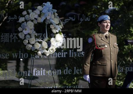 190525 -- PEKING, 25. Mai 2019 Xinhua -- Ein Kranz ist vor einem Denkmal abgebildet, das jenen gewidmet ist, die ihr Leben für den Frieden während einer feierlichen Zeremonie zum Gedenken an gefallene Friedenstruppen im UN-Hauptquartier in New York am 24. Mai 2019 gegeben haben. Xinhua/Li Muzi XINHUA FOTOS DES TAGES PUBLICATIONxNOTxINxCHN Stockfoto