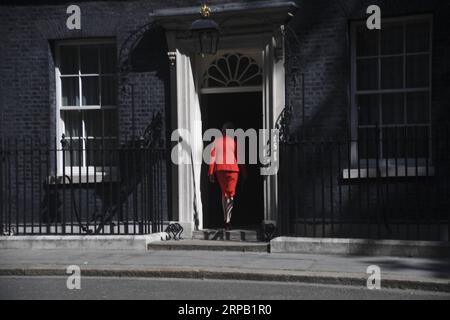 (190525) -- PEKING, 25. Mai 2019 (Xinhua) -- die britische Premierministerin Theresa May kehrt zurück, nachdem sie am 24. Mai 2019 vor der 10 Downing Street in London in den Medien gesprochen hat. Theresa May sagte am Freitag, dass sie am 7. Juni das Amt der Parteivorsitzenden der Konservativen aufgeben werde, um den Weg für die Wahl ihres Nachfolgers zu ebnen. (Xinhua/Alberto Pezzali) Xinhua-Schlagzeilen: Großbritannien hat sich nach Mai für den neuen Premierminister entschieden, da die Brexit-Sackgasse PUBLICATIONxNOTxINxCHN bleibt Stockfoto