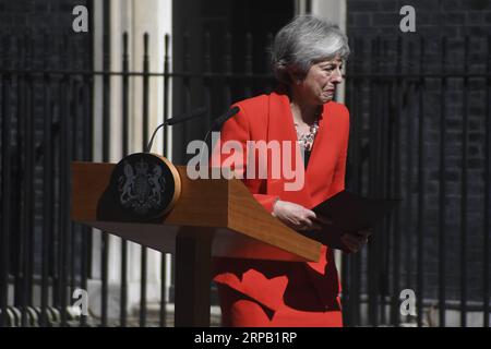 (190525) -- PEKING, 25. Mai 2019 (Xinhua) -- die britische Premierministerin Theresa May spricht am 24. Mai 2019 vor der 10 Downing Street in London. Theresa May sagte am Freitag, dass sie am 7. Juni ihr Amt als konservative Führungspersönlichkeit beenden werde, um Wege für den Wettbewerb zu ebnen, um Großbritanniens nächste Premierministerin zu entscheiden. (Xinhua/Alberto Pezzali) Xinhua-Schlagzeilen: Großbritannien hat sich nach Mai für den neuen Premierminister entschieden, da die Brexit-Sackgasse PUBLICATIONxNOTxINxCHN bleibt Stockfoto