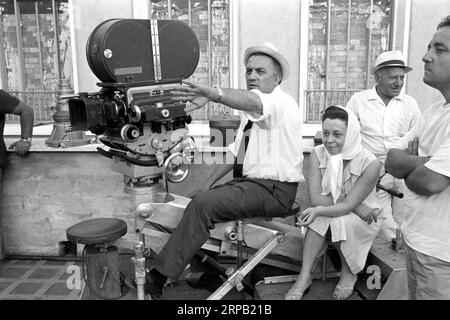 FEDERICO FELLINI und GIULIETTA MASINA in JULIA OF THE SPIRITS (1965) – Originaltitel: GIULIETTA DEGLI SPIRITI – Regie: FEDERICO FELLINI. KREDIT: FEDERIZ/RIZZOLI FILM/FRANCORIZ PROD. / Album Stockfoto