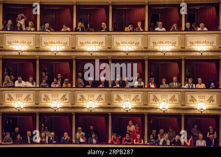 (190525) -- WIEN, 25. Mai 2019 (Xinhua) -- Publikum wartet auf den Beginn der Aufführung an der Wiener Staatsoper, in Wien, Österreich, 25. Mai 2019. Die Wiener Staatsoper veranstaltete am Samstag ein besonderes Programm, um dem 150. Jubiläum des Hauses und seiner Künstler Tribut zu zollen. Die Wiener Staatsoper ist eines der berühmtesten Opernhäuser der Welt, das am 25. Mai 1869 eröffnet wurde. (Xinhua/Guo Chen) ÖSTERREICH-WIEN-OPERNHAUS-JUBILÄUM PUBLICATIONxNOTxINxCHN Stockfoto