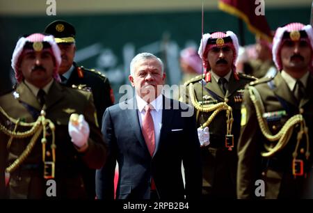 (190526) -- PEKING, 26. Mai 2019 -- jordanischer König Abdullah II. (C) berichtet über die königliche Ehrenwache während der Zeremonie des 73. Jahrestages der Unabhängigkeit Jordaniens in Amman, Jordanien, 25. Mai 2019. ) XINHUA FOTOS DES TAGES MohammadxAbuxGhosh PUBLICATIONxNOTxINxCHN Stockfoto