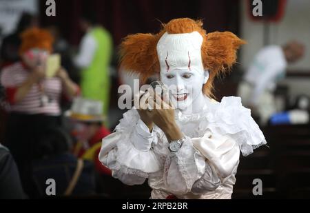 (190526) -- PEKING, 26. Mai 2019 (Xinhua) -- Ein Clown bereitet sich auf die Teilnahme an einer Parade während der Feierlichkeiten zum Clown Day in Lima, Peru, 25. Mai 2019 vor. (XINHUA) XINHUA FOTOS DES TAGES PUBLICATIONxNOTxINxCHN Stockfoto