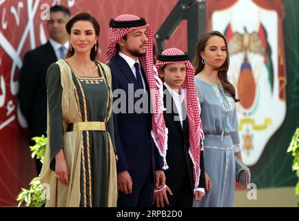 (190525) -- AMMAN, 25. Mai 2019 -- jordanische Königin Rania, Kronprinz Al Hussein bin Abdullah II., Prinz Hashem bin Abdullah und Prinzessin Salma bint Abdullah (L-R) nehmen an der Zeremonie zum 73. Jahrestag der Unabhängigkeit Jordaniens in Amman, Jordanien, 25. Mai 2019, Teil. ) JORDAN-AMMAN-UNABHÄNGIGKEITSTAG MohammadxAbuxGhosh PUBLICATIONxNOTxINxCHN Stockfoto