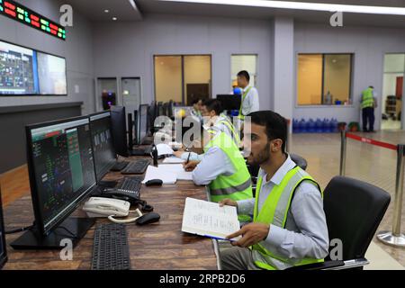 (190525) -- ISLAMABAD, 25. Mai 2019 -- Nabeel (R), ein pakistanischer Mitarbeiter von China Power Hub Generation Company Private Limited, untersucht am 22. Mai 2019 das Kontrollsystem in der zentralen Schaltwarte des Kraftwerks in Hub, Hafenstadt der Provinz Belutschistan, Pakistan. China und Pakistan werden gemeinsam eine engere Gemeinschaft gemeinsamer Zukunft in der neuen Ära vor dem Hintergrund sich verändernder internationaler Landschaften aufbauen, sagte der chinesische Botschafter Yao Jing. Der China-Pakistan Economic Corridor (CPEC), ein großes Pilotprojekt des von China vorgeschlagenen Seidenstraßen-Wirtschaftsgürtels und des 21. Jahrhunderts Mari Stockfoto