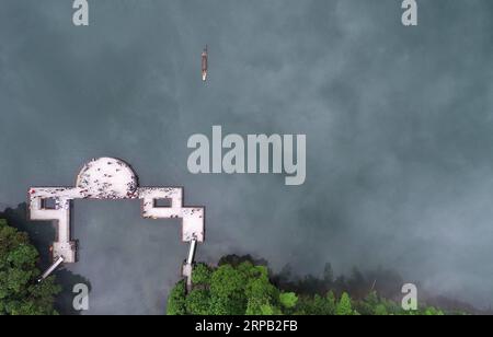 (190526) -- PEKING, 26. Mai 2019 (Xinhua) -- Luftaufnahme vom 25. Mai 2019 zeigt eine Landschaft des Xiaodong-Flusses in der Stadt Zixing in Chenzhou, der zentralchinesischen Provinz Hunan. (Xinhua/Zhu Xiaorong) XINHUA FOTOS DES TAGES PUBLICATIONxNOTxINxCHN Stockfoto