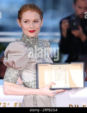 (190526) -- CANNES, 26. Mai 2019 (Xinhua) -- Emily Beecham, Gewinnerin des Preises für die beste Schauspielerin für den Film Little Joe posiert während eines Fotogesprächs beim 72. Cannes Film Festival in Cannes, Frankreich, am 25. Mai 2019. Die 72. Auflage des Cannes Film Festivals fiel am Samstagabend, wobei der südkoreanische Filmparasit den diesjährigen prestigeträchtigsten Preis, die Palme d Or, gewann. (Xinhua/Gao Jing) FRANCE-CANNES-FILM FESTIVAL-AWARDS PUBLICATIONxNOTxINxCHN Stockfoto