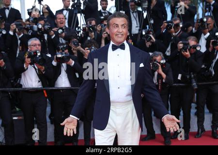 (190526) -- CANNES, 26. Mai 2019 (Xinhua) -- Schauspieler Sylvester Stallone posiert auf dem roten Teppich der Abschlusszeremonie der 72. Filmfestspiele von Cannes in Cannes, Frankreich, am 25. Mai 2019. Die 72. Auflage des Cannes Film Festivals fiel am Samstagabend, wobei der südkoreanische Filmparasit den diesjährigen prestigeträchtigsten Preis, die Palme d Or, gewann. (Xinhua/Zhang Cheng) FRANCE-CANNES-FILM FESTIVAL-CLOSING PUBLICATIONxNOTxINxCHN Stockfoto