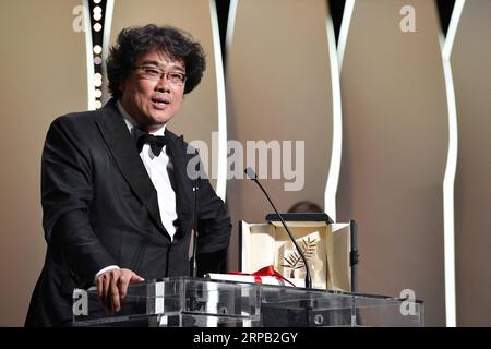 (190526) -- CANNES, 26. Mai 2019 -- Regisseur Bong Joon-Ho erhält den Palme d or Award für Parasiten auf der Bühne während der Abschlusszeremonie der 72. Filmfestspiele von Cannes in Cannes, Frankreich, am 25. Mai 2019. Die 72. Auflage des Cannes Film Festivals fiel am Samstagabend, und der südkoreanische Filmparasit gewann den diesjährigen prestigeträchtigsten Preis, die Palme d Or. ) FRANCE-CANNES-FILM FESTIVAL-AWARDS KimxYida PUBLICATIONxNOTxINxCHN Stockfoto