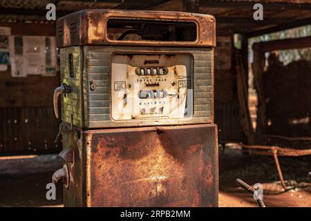 WESTERN Australia, Australien - Old Rosty Wayne Kraftstoffpumpe im ländlichen Australien Stockfoto