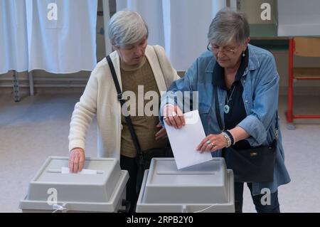 (190526) -- BUDAPEST, 26. Mai 2019 -- zwei Frauen wählen in einer Wahlstation während der Europawahlen in Budapest, Ungarn am 26. Mai 2019. ) UNGARN-BUDAPEST-EUROPÄISCHES PARLAMENT-WAHL AttilaxVolgyi PUBLICATIONxNOTxINxCHN Stockfoto