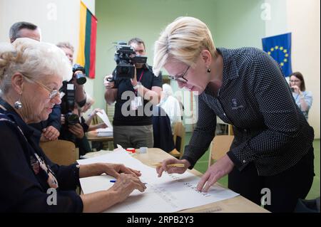 (190526) -- VILNIUS, 26. Mai 2019 -- Ingrida Simonyte (Front, R), Litauens ehemalige Finanzministerin und Präsidentschaftskandidatin, meldet sich am 26. Mai 2019 in einer Wahlstation in Vilnius, Litauen, an. Die Präsidentschaftswahl begann am Sonntag in Litauen mit der ehemaligen Finanzministerin Ingrida Simonyte und dem Ökonomen Gitanas Nauseda, die für die Spitzenposition des Landes kämpften. Die Wahlen zum Europäischen Parlament (EU) in Litauen fanden neben der Stichwahl statt. ) LITAUEN-VILNIUS-ABSPRUNGHEIT-EUROPAWAHL ALFREDASXPLIADIS PUBLICATIONXNOTXINXCHN Stockfoto