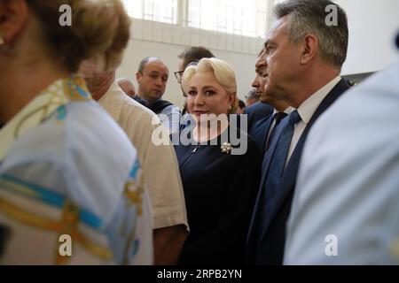 190526 -- BUKAREST, 26. Mai 2019 Xinhua -- die rumänische Premierministerin Viorica Dancila C wartet auf die Abstimmung in einem Wahllokal in Bukarest, Rumänien, am 26. Mai 2019. Die EU-Wahlen zum Europäischen Parlament begannen am Sonntag in Rumänien. Xinhua/Cristian Cristel ROMANIA-BUKAREST-EUROPEAN PARLIAMENT-ELECTION PUBLICATIONxNOTxINxCHN Stockfoto