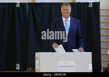 News Bilder des Tages (190526) -- BUKAREST, 26. Mai 2019 (Xinhua) -- der rumänische Präsident Klaus Iohannis stimmt am 26. Mai 2019 in einem Wahllokal in Bukarest, Rumänien, ab. Die Wahlen zum Europäischen Parlament (EU) begannen am Sonntag in Rumänien. (Xinhua/Cristian Cristel) RUMÄNIEN-BUKAREST-EUROPAPARLAMENT-WAHLEN PUBLICATIONxNOTxINxCHN Stockfoto