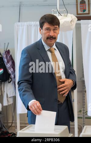 (190526) -- BUDAPEST, 26. Mai 2019 -- ungarischer Präsident Janos Ader stimmt bei den Wahlen zum Europäischen Parlament in Budapest, Ungarn, am 26. Mai 2019 in einer Wahlstation ab. ) UNGARN-BUDAPEST-EUROPÄISCHES PARLAMENT-WAHL AttilaxVolgyi PUBLICATIONxNOTxINxCHN Stockfoto