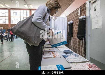 (190526) -- STRASSBURG, 26. Mai 2019 -- Eine Frau bereitet sich auf die Abstimmung in einem Wahllokal in Straßburg, Frankreich, am 26. Mai 2019 vor. Die Wahlen zum Europäischen Parlament (EU) begannen am Sonntag in Frankreich. ) FRANKREICH-STRASSBURG-EUROPAWAHL MartinxLelievre PUBLICATIONxNOTxINxCHN Stockfoto