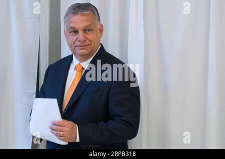 News Themen der Woche KW21 News Bilder des Tages (190526) -- BUDAPEST, 26. Mai 2019 -- ungarischer Premierminister Viktor Orban bereitet sich auf die Abstimmung in einer Wahlstation bei den Europawahlen in Budapest, Ungarn, am 26. Mai 2019 vor. ) UNGARN-BUDAPEST-EUROPÄISCHES PARLAMENT-WAHL AttilaxVolgyi PUBLICATIONxNOTxINxCHN Stockfoto