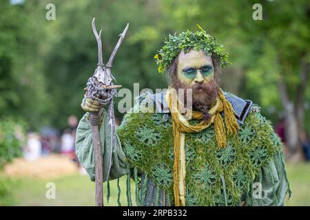 (190526) -- LUKAVEC, 26. Mai 2019 -- Ein als mythische Figur verkleideter Mann nimmt am Perunfest Teil, einem Festival, das vergessenen Geschichten und Volksgeschichten aus alten Zeiten gewidmet ist, auf Schloss Lukavec in Lukavec, Kroatien, 25. Mai 2019. ) CROATIA-LUKAVEC-PERUNFEST DavorxPuklavec PUBLICATIONxNOTxINxCHN Stockfoto