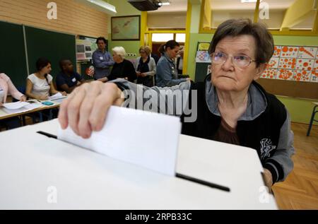 (190526) -- ZAGREB, 26. Mai 2019 (Xinhua) -- Eine Frau gibt ihre Stimme in einem Wahllokal in Zagreb, Kroatien, am 26. Mai 2019 ab. Die Wahlen zum Europäischen Parlament begannen am Sonntag in Kroatien. (Xinhua/Marin Tironi) KROATIEN-ZAGREB-EUROPAWAHLEN PUBLICATIONxNOTxINxCHN Stockfoto