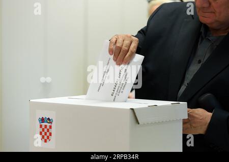 (190526) -- ZAGREB, 26. Mai 2019 (Xinhua) -- Ein Mann gibt seine Stimme in einem Wahllokal in Zagreb, Kroatien, am 26. Mai 2019 ab. Die Wahlen zum Europäischen Parlament begannen am Sonntag in Kroatien. (Xinhua/Goran Stanzl) KROATIEN-ZAGREB-EUROPAWAHLEN PUBLICATIONxNOTxINxCHN Stockfoto