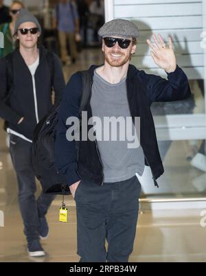 (190526) -- INCHEON, 26. Mai 2019 -- Schauspieler Michael Fassbender (R) kommt am Incheon International Airport an, um für den Film X-Men: Dark Phoenix in Incheon, Südkorea, am 26. Mai 2019 zu werben. Der Film wird am 5. Juni in Südkorea veröffentlicht. ) SÜDKOREA-FILM-X-MEN: DARK PHOENIX-PROMOTION LeexSang-ho PUBLICATIONxNOTxINxCHN Stockfoto