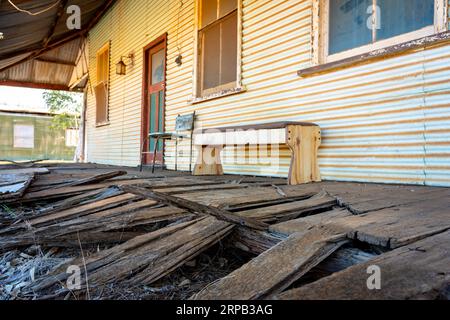 Verfaultes Holzdeck in einem alten verlassenen Haus Stockfoto