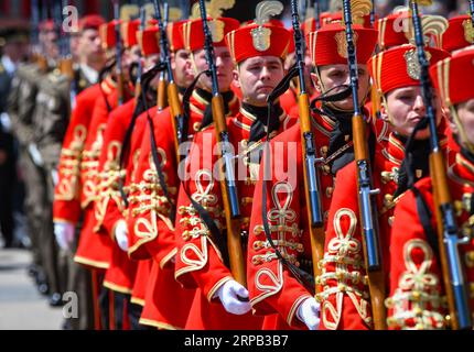 (190526) -- ZAGREB, 26. Mai 2019 -- kroatische Soldaten des Ehrenwachtbataillons führen die Zeremonie des Wachwechsels auf dem Jelacic-Platz des Ban Josip anlässlich des 28. Jahrestages der kroatischen Armee in Zagreb, Kroatien, am 26. Mai 2019 durch. ) KROATIEN-ZAGREB-EHRENWACHE BATAILLONSWECHSEL DER WACHZEREMONIE JOSIPXREGOVIC PUBLICATIONXNOTXINXCHN Stockfoto