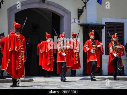 (190526) -- ZAGREB, 26. Mai 2019 -- kroatische Soldaten des Ehrenwachtbataillons führen die Zeremonie des Wachwechsels in St. Markplatz anlässlich des 28. Jahrestages der kroatischen Armee in Zagreb, Kroatien, am 26. Mai 2019. ) KROATIEN-ZAGREB-EHRENWACHE BATAILLONSWECHSEL DER WACHZEREMONIE JOSIPXREGOVIC PUBLICATIONXNOTXINXCHN Stockfoto