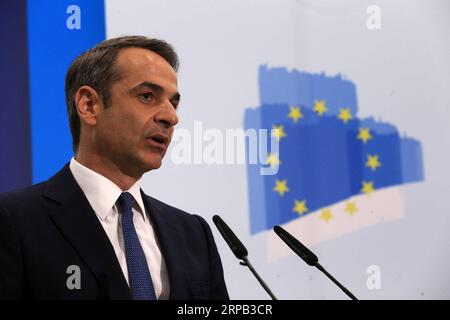 (190526) -- ATHEN, 26. Mai 2019 -- griechischer Hauptoppositionsführer Kyriakos Mitsotakis hält seine Siegesrede in Athen, Griechenland, am 26. Mai 2019. Kyriakos Mitsotakis, der Vorsitzende der konservativen Partei der Neuen Demokratie (ND), rief den griechischen Premierminister Alexis Tsipras zum Austritt auf, damit Griechenland nach den Ergebnissen der Wahlen zum Europäischen parlament und zum kommunalparlament am Sonntag zu frühen nationalen Wahlen geführt wird. GRIECHENLAND-ATHEN-NEUE DEMOKRATIEPARTEI-MITSOTAKIS MARIOSXLOLOS PUBLICATIONXNOTXINXCHN Stockfoto