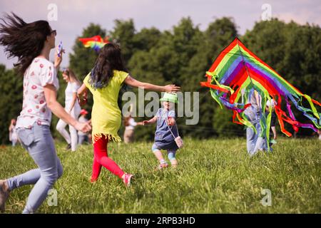 (190527) -- MOSKAU, 27. Mai 2019 -- Menschen fliegen Drachen während des Motley Sky Festivals in Moskau, Russland, am 26. Mai 2019. Das Motley Sky Festival fand vom 25. Bis 26. Mai in Moskau statt. RUSSLAND-MOSKAU-KITE-FESTIVAL MaximxChernavsky PUBLICATIONxNOTxINxCHN Stockfoto