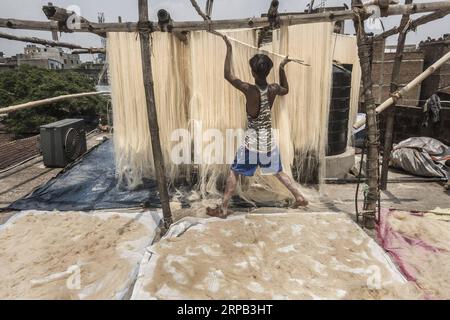 (190527) -- PEKING, 27. Mai 2019 (Xinhua) -- ein indischer Arbeiter trocknet Vermicelli, die verwendet wurden, um traditionelle süße Gerichte während des Fastenmonats Ramadan in Kalkutta, Indien, am 26. Mai 2019 herzustellen. (Xinhua/Tumpa Mondal) XINHUA FOTOS DES TAGES PUBLICATIONxNOTxINxCHN Stockfoto