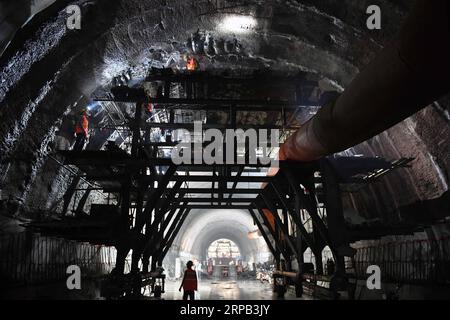 (190527) -- PEKING, 27. Mai 2019 (Xinhua) -- Konstrukteure arbeiten auf der Baustelle des Dajianshan-Eisenbahntunnels der Yuxi-Mohan-Eisenbahn in der südwestchinesischen Provinz Yunnan, 25. Mai 2019. (Xinhua/Yang Zongyou) XINHUA FOTOS DES TAGES PUBLICATIONxNOTxINxCHN Stockfoto