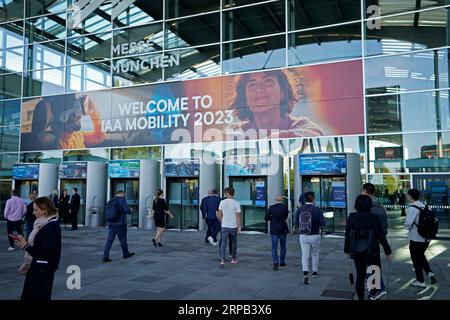 München, Deutschland. September 2023. Schild zum Pressetag auf der IAA-Motormesse in der Messe München vor dem Haupteingang. Quelle: Uwe Lein/dpa/Alamy Live News Stockfoto