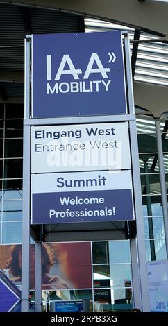 München, Deutschland. September 2023. Schild zum Pressetag auf der IAA-Motormesse in der Messe München vor dem Haupteingang. Quelle: Uwe Lein/dpa/Alamy Live News Stockfoto