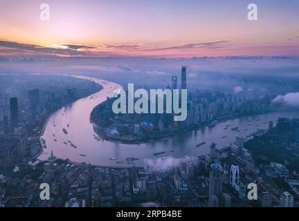 (190527) -- SHANGHAI, 27. Mai 2019 (Xinhua) -- Luftaufnahme aufgenommen am 21. Juni 2018 zeigt Morgenblick auf das Lujiazui-Gebiet in Pudong, Ost-chinesisches Shanghai. Shanghai liegt in der Mitte der Ostküste Chinas und der Mündung des Yangtze-Flusses und ist Chinas größtes Wirtschaftszentrum sowie das regionale Drehkreuz der Yangtze-Delta-Region. Als Hinterhof dieser wohlhabenden Metropole ist Chongming Island, eines der ländlichen Bezirke Shanghais, auf dem Weg, sein Ziel zu erreichen, eine ökologische Insel von Weltklasse zu entwickeln. Die Feuchtgebiete der Insel sind erhalten, und ihre traditionellen Dörfer sind ren Stockfoto