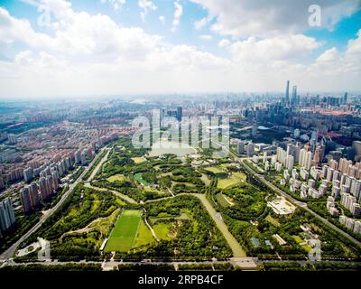 (190527) -- SHANGHAI, 27. Mai 2019 (Xinhua) -- Luftaufnahme vom 8. September 2015 zeigt den Pudong Century Park im ostchinesischen Shanghai. Shanghai liegt in der Mitte der Ostküste Chinas und der Mündung des Yangtze-Flusses und ist Chinas größtes Wirtschaftszentrum sowie das regionale Drehkreuz der Yangtze-Delta-Region. Als Hinterhof dieser wohlhabenden Metropole ist Chongming Island, eines der ländlichen Bezirke Shanghais, auf dem Weg, sein Ziel zu erreichen, eine ökologische Insel von Weltklasse zu entwickeln. Die Feuchtgebiete der Insel sind erhalten, und die traditionellen Dörfer wurden renoviert. Grün und Stockfoto