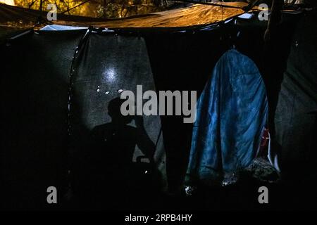 (190527) -- SAMOS (GRIECHENLAND), 27. Mai 2019 -- Foto vom 23. Mai 2019 zeigt den Schatten eines Mannes im Flüchtlingslager auf Samos, einer Insel in der östlichen Ägäis, Griechenland. Vier Jahre nach Beginn der Flüchtlingskrise sitzen immer noch Tausende von Flüchtlingen und Migranten auf Samos fest. Den Vertretern der Europäischen Union zufolge ist die 2015 begonnene Migrationskrise vorbei. Aber in Samos ist das Problem noch lange nicht vorbei, sagten lokale Beamte Xinhua. Im Vathy Reception and Identification Center, besser bekannt als das Flüchtlingscamp Samos, leben heute noch 3.069 Flüchtlinge in sehr harter Lage Stockfoto