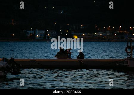 (190527) -- SAMOS (GRIECHENLAND), 27. Mai 2019 -- Foto vom 24. Mai 2019 zeigt eine Gruppe von Flüchtlingen aus Afghanistan im Hafen von Vathy auf Samos, einer Insel in der östlichen Ägäis, Griechenland. Vier Jahre nach Beginn der Flüchtlingskrise sitzen immer noch Tausende von Flüchtlingen und Migranten auf Samos fest. Den Vertretern der Europäischen Union zufolge ist die 2015 begonnene Migrationskrise vorbei. Aber in Samos ist das Problem noch lange nicht vorbei, sagten lokale Beamte Xinhua. Im Vathy Reception and Identification Center, besser bekannt als das Flüchtlingscamp Samos, leben heute noch 3.069 Flüchtlinge Stockfoto