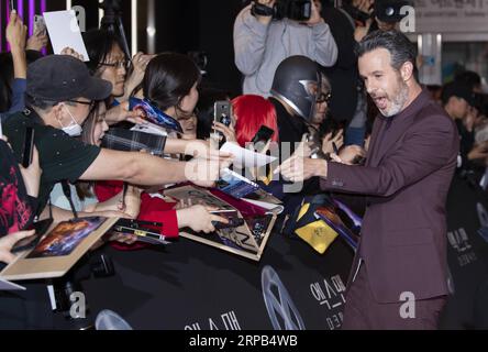 (190528) -- SEOUL, 28. Mai 2019 -- Regisseur Simon Kinberg unterschreibt für Fans während einer Veranstaltung mit rotem Teppich, um den Film X-Men: Dark Phoenix in Seoul, Südkorea, am 27. Mai 2019 zu promoten. Der Film wird am 5. Juni in Südkorea veröffentlicht. ) SÜDKOREA-SEOUL-MOVIE-X-MEN: DARK PHOENIX-PROMOTION LEEXSANG-HO PUBLICATIONXNOTXINXCHN Stockfoto