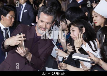 (190528) -- SEOUL, 28. Mai 2019 -- Regisseur Simon Kinberg nimmt Selfies mit Fans während einer Red-Carpet-Veranstaltung auf, um den Film X-Men: Dark Phoenix in Seoul, Südkorea, am 27. Mai 2019 zu promoten. Der Film wird am 5. Juni in Südkorea veröffentlicht. ) SÜDKOREA-SEOUL-MOVIE-X-MEN: DARK PHOENIX-PROMOTION LEEXSANG-HO PUBLICATIONXNOTXINXCHN Stockfoto