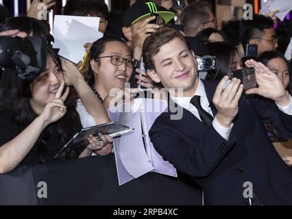 (190528) -- SEOUL, 28. Mai 2019 -- Schauspieler Tye Sheridan nimmt Selfies mit Fans während einer Red-Carpet-Veranstaltung auf, um den Film X-Men: Dark Phoenix in Seoul, Südkorea, am 27. Mai 2019 zu promoten. Der Film wird am 5. Juni in Südkorea veröffentlicht. ) SÜDKOREA-SEOUL-MOVIE-X-MEN: DARK PHOENIX-PROMOTION LEEXSANG-HO PUBLICATIONXNOTXINXCHN Stockfoto