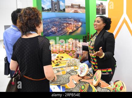 (190528) -- PEKING, 28. Mai 2019 (Xinhua) -- Menschen sprechen mit einem Aussteller der afrikanischen Ausstellungsfläche während der China International Fair for Trade in Services (CIFTIS) 2019 in Peking, der Hauptstadt Chinas, am 28. Mai 2019. Die China International Fair for Trade in Services (CIFTIS) 2019 wurde hier am Dienstag eröffnet. (Xinhua/Ren Chao) CHINA-BEIJING-CIFTIS-OPENING (CN) PUBLICATIONxNOTxINxCHN Stockfoto