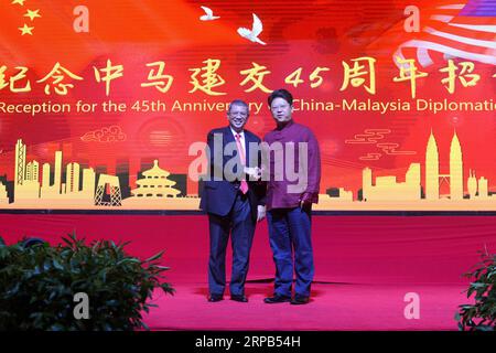 (190528) -- KUALA LUMPUR, 28. Mai 2019 (Xinhua) -- der chinesische Botschafter in Malaysia, Bai Tian (R), gibt dem malaysischen Außenminister Saifuddin Abdullah beim Empfang zum 45. Jahrestag der diplomatischen Beziehungen zwischen China und Malaysia die Hand, der von der chinesischen Botschaft in Kuala Lumpur (Malaysia) am 27. Mai 2019 veranstaltet wird. (Xinhua/Chong Voon Chung) MALAYSIA-KUALA LUMPUR-CHINA-RECEPTION PUBLICATIONxNOTxINxCHN Stockfoto