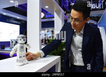 (190528) -- PEKING, 28. Mai 2019 (Xinhua) -- Ein Mann interagiert mit einem tragbaren intelligenten Roboter während der China International Fair for Trade in Services (CIFTIS) 2019 in Peking, der Hauptstadt Chinas, 28. Mai 2019. Die China International Fair for Trade in Services (CIFTIS) 2019 wurde hier am Dienstag eröffnet. (Xinhua/Ren Chao) CHINA-BEIJING-CIFTIS-OPENING (CN) PUBLICATIONxNOTxINxCHN Stockfoto