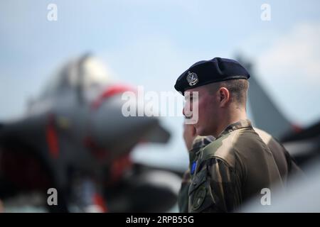 (190528) -- SINGAPUR, 28. Mai 2019 -- Soldaten inspizieren an Bord des französischen Flugzeugträgers Charles de Gaulle, der am 28. Mai 2019 in der Changi Naval Base, Singapur, angedockt ist. SINGAPUR-FRANKREICH-SEEVERTEIDIGUNGTHENXCHIHXWEY PUBLICATIONxNOTxINxCHN Stockfoto