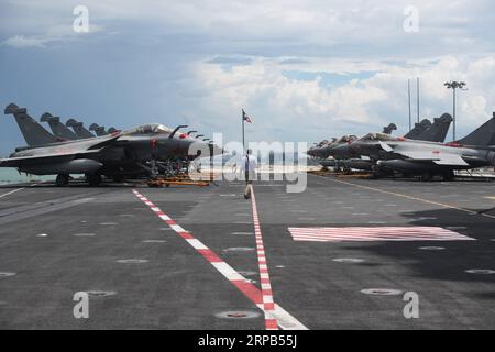 (190528) -- SINGAPUR, 28. Mai 2019 -- Rafale-Kampfflugzeuge sind auf dem Flugdeck des französischen Flugzeugträgers Charles de Gaulle zu sehen, der am 28. Mai 2019 in Changi Naval Base, Singapur, angedockt ist. ) SINGAPUR-FRANKREICH-SEEVERTEIDIGUNGTHENXCHIHXWEY PUBLICATIONxNOTxINxCHN Stockfoto