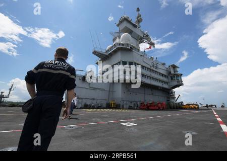 (190528) -- SINGAPUR, 28. Mai 2019 -- Ein Soldat wird an Bord des französischen Flugzeugträgers Charles de Gaulle gesehen, der am 28. Mai 2019 in der Changi Naval Base in Singapur ankerte. SINGAPUR-FRANKREICH-SEEVERTEIDIGUNGTHENXCHIHXWEY PUBLICATIONxNOTxINxCHN Stockfoto