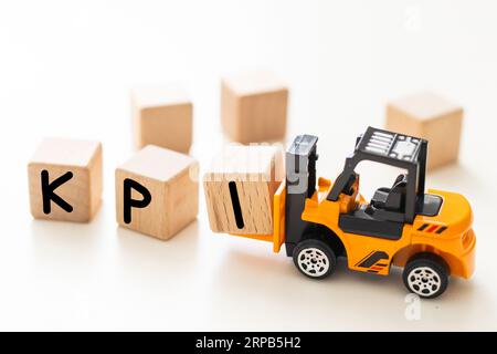 Der Buchstabe q des Gabelstaplers wird gehalten, um das Wort kpi zu vervollständigen Stockfoto