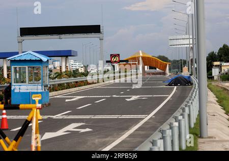 Chittagong, Potenga, Bangladesch. September 2023. September 2023. Chittagong, Bangladesch: Bangladesch steht kurz vor dem Beginn des Tunnelzeitalters. Die Bauarbeiten am Bangabandhu-Scheich-Mujibur-Rahman-Tunnel unter dem Fluss Karnaphuli sind abgeschlossen. Die Vorbereitungen für die Eröffnung sind im Gange. Der Tunnel verbindet Cox's Bazar direkt mit Chittagong. Zwei 35 Fuß breite und 16 Fuß hohe Rohre sind 11 Meter voneinander entfernt. Die Länge des Tunnels beträgt 3,40 km Es verfügt auch über eine Zufahrtsstraße von 5,35 km und eine Überführung von 727 m. das Projekt Bangabandhu Tunnel wird mit dem umgesetzt Stockfoto